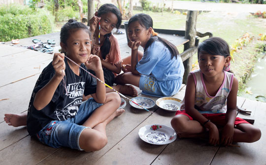 Mentawai girls make cultural jewellery