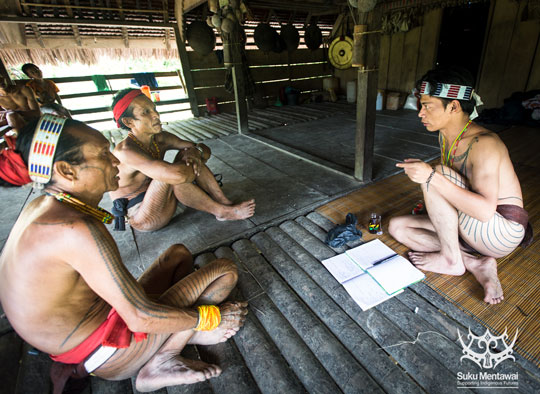 Direktur program, Esmat Sakulok, mengumpulkan penelitian budaya di Mentawai