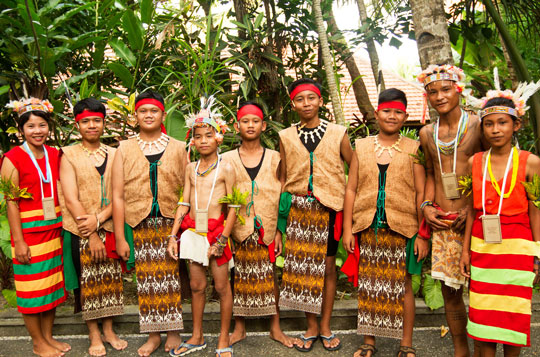 Siswa Yayasan Pendidikan Budaya Mentawai berpartisipasi dalam acara festival pribumi di Ubud, Bali