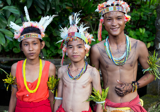 Siswa Yayasan Pendidikan Budaya Mentawai berpartisipasi dalam acara festival pribumi di Ubud, Bali