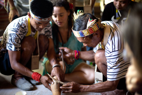Staff dan guru Yayasan Pendidikan Budaya Mentawai punya presentasi tato Mentawai tradisi dalam acara festival pribumi di Ubud, Bali