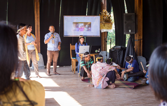 Ketua Yayasan Pendidikan Budaya Mentawai menpresentasi workshop pendidikan budaya Mentawai dalam acara festival pribumi di Ubud, Bali