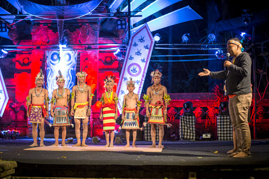 Siswa Yayasan Pendidikan Budaya Mentawai berpartisipasi dalam acara festival pribumi di Ubud, Bali