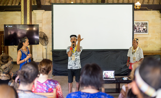 Staff dan guru Yayasan Pendidikan Budaya Mentawai punya presentasi tato Mentawai tradisi dalam acara festival pribumi di Ubud, Bali