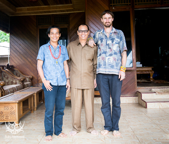 Direktur Suku Mentawai, Esmat Sakulok, dan Rob Henry dengan Mentawai Bupati, Yudas Sabaggalet