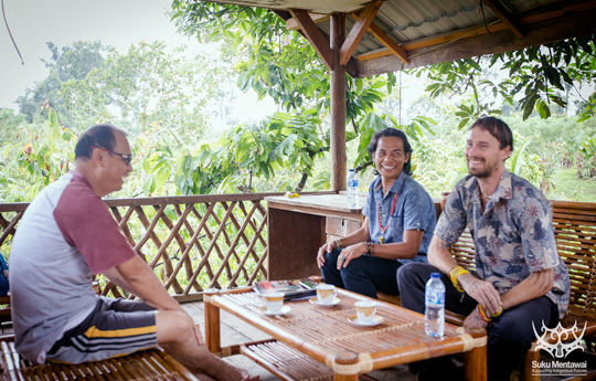 Direktur Suku Mentawai, Esmat Sakulok, dan Rob Henry membahas program pendidikan budaya dengan Mentawai Bupati, Yudas Sabaggalet