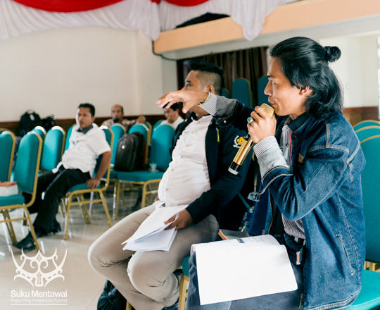 Suku Mentawai Director, Esmat Sakulok, discussing Mentawai tourism development planning at an event in Tuapeijat.