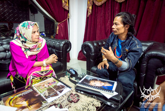 Suku Mentawai Director, Esmat Sakulok, discussing a new responsible, ecotourism cultural-based strategy with head of the department, Ibu Desti.