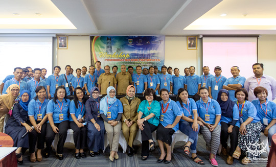 Suku Mentawai menghadiri acara lokakarya Peningkatan SDM Pariwisata di Padang, Sumatera Barat.