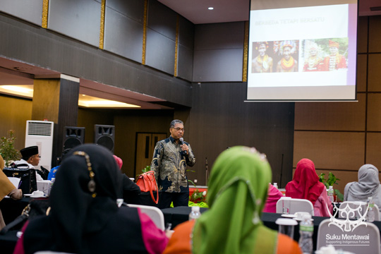 Universitas Andalas Profesor ilmu sosial dan politik, Pak Nusyirwan Effendi, membandingkan budaya Mentawai dan Minangkabau