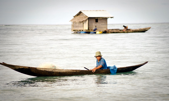 Mentawai wanita nelayan dalam perahu sampan kecil