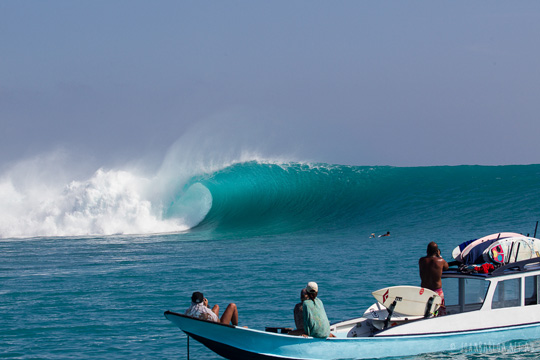 Mentawai surfing fotografi oleh John Barton
