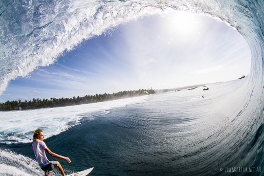 Baik barel foto berselancar Mentawai, oleh John Barton