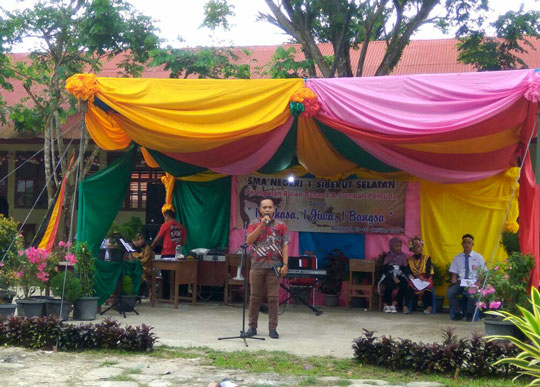 Yayasan Pendidikan Suku Mentawai secretary presents the cultural education program to school and government officials